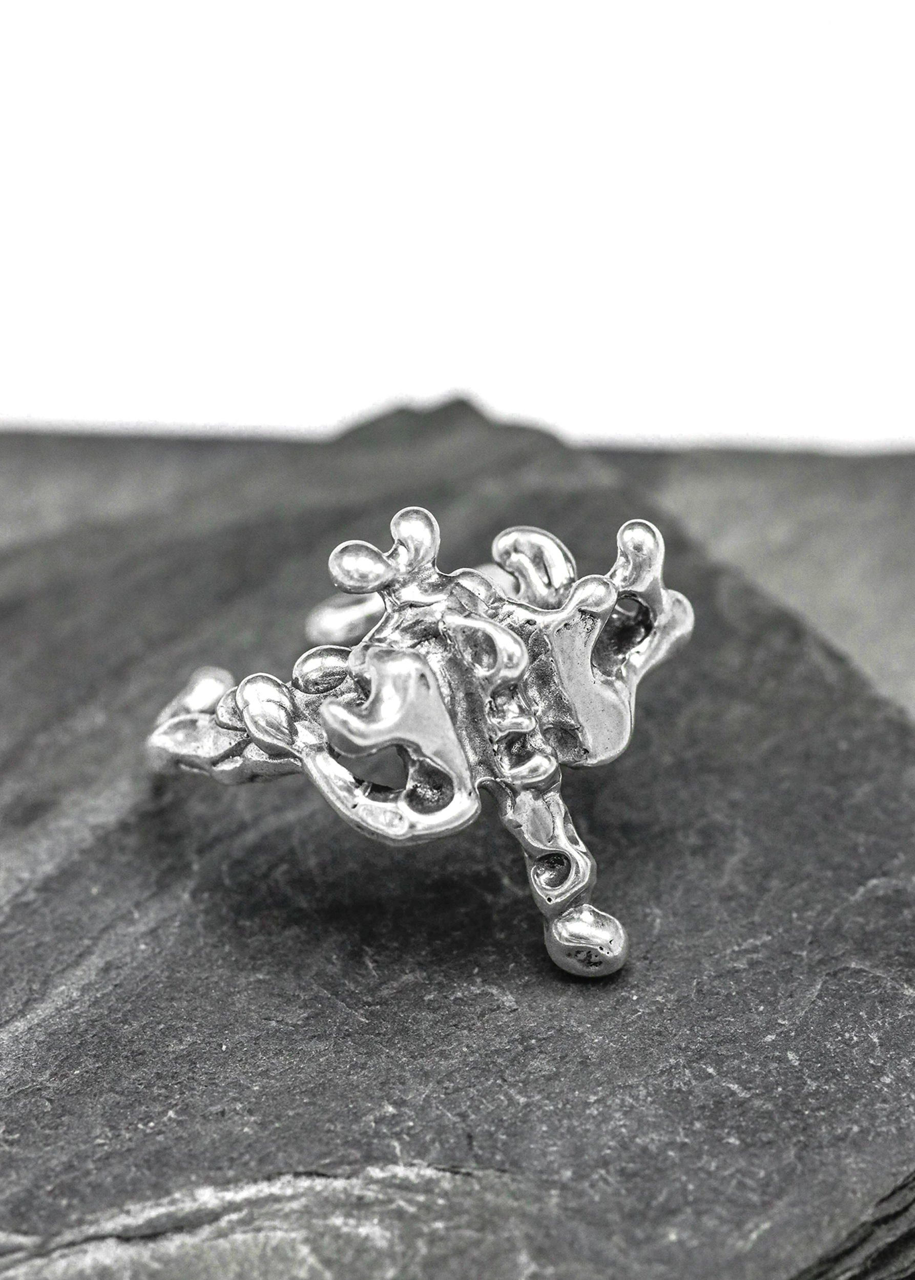 Clove Design Molten dragonfly ring