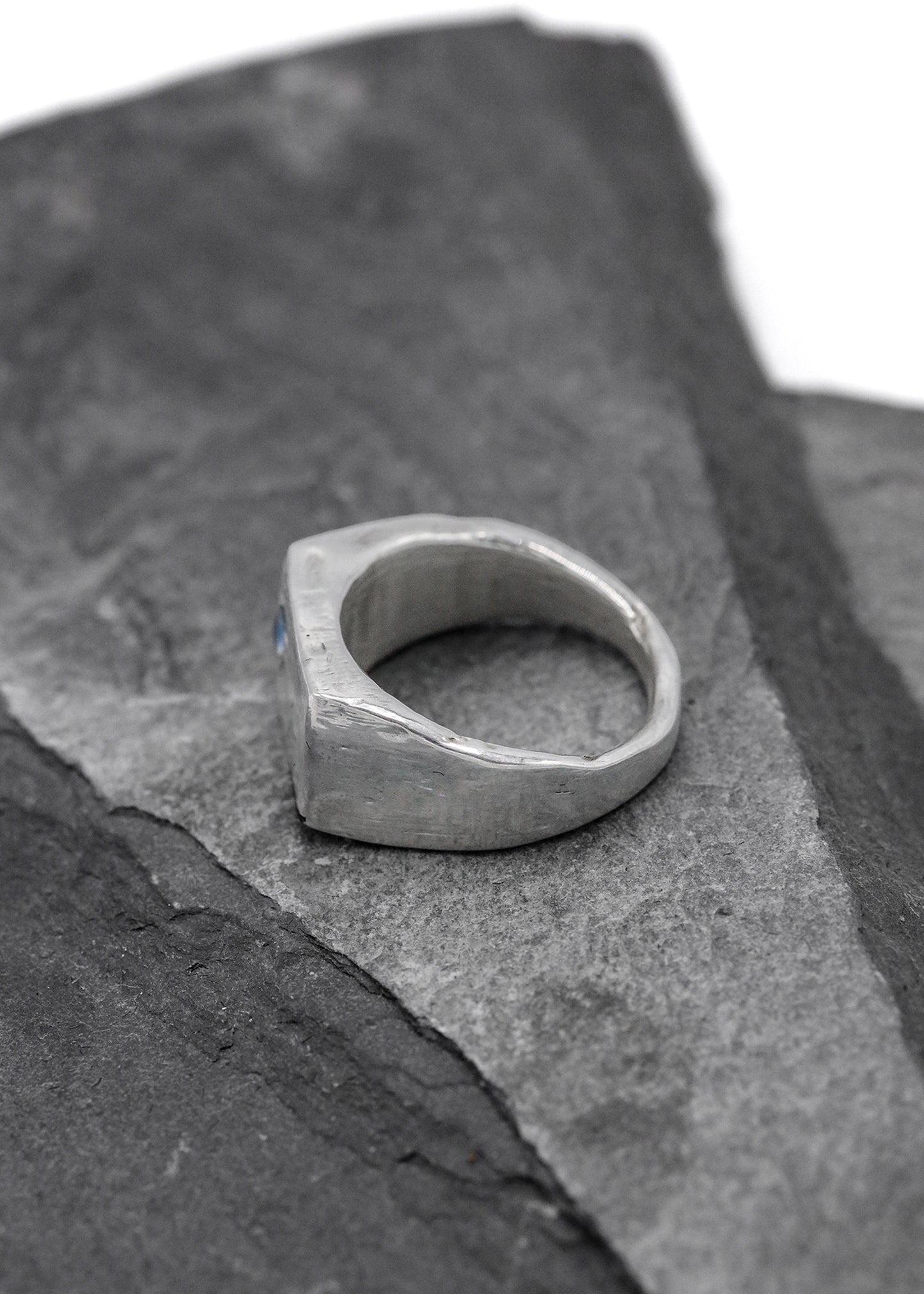 Chatoyant ring