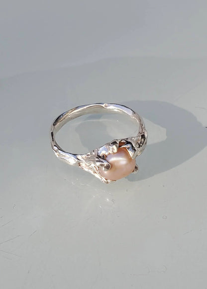 Mothmade Jewels Peace Juice freshwater pearl ring