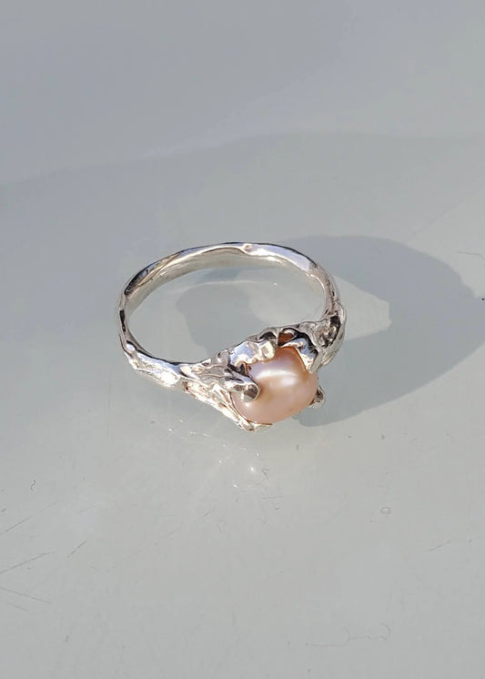 Mothmade Jewels Peace Juice freshwater pearl ring