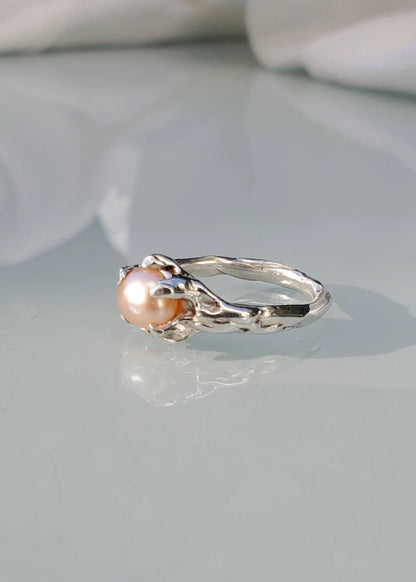 Mothmade Jewels Peace Juice freshwater pearl ring