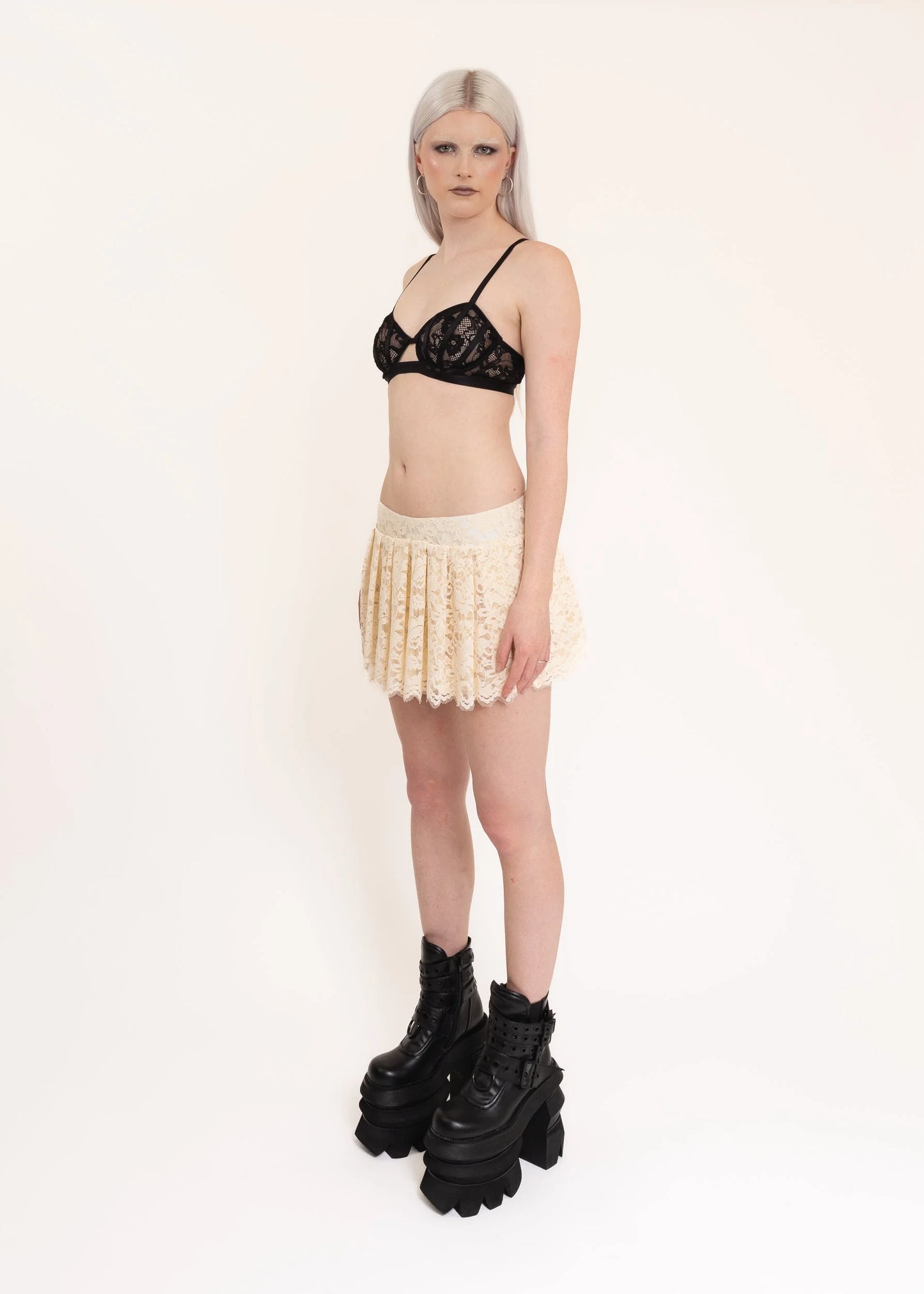 Sleeping Profit Pleated lace mini skirt